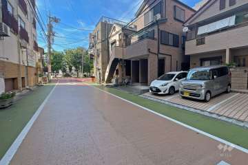 敷地南西側の前面道路（南東側から）