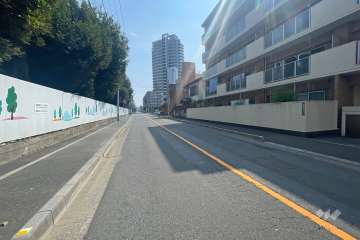敷地の東側前面道路（北側から）