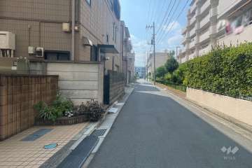 敷地の北側前面道路（西側から）