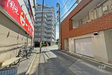 敷地の北側前面道路（西側から）