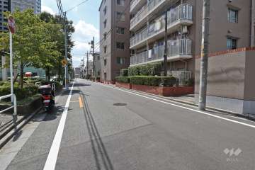 敷地東側の前面道路（北側から）