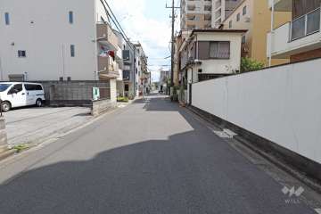 敷地東側の前面道路（北側から）