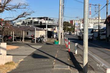 敷地南東側の前面道路（南西側から）