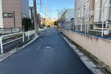 敷地北側の前面道路（西側から）