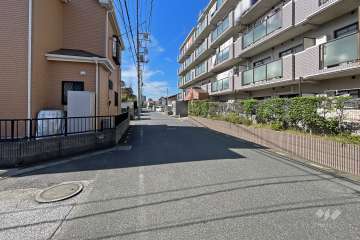 敷地南東側の前面道路（北東側から）