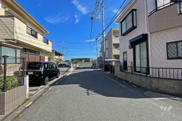 敷地南東側の前面道路（南西側から）