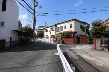 敷地東側の前面道路