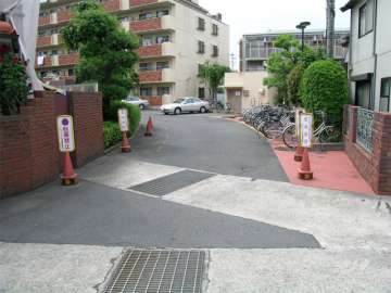敷地の入り口