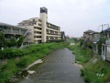敷地の北側には箕面川が流れています。
