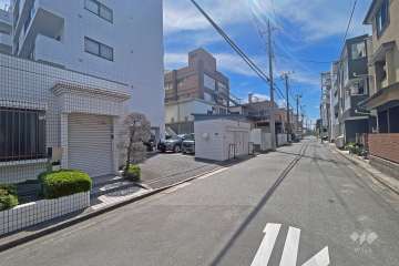敷地の北側前面道路（東側から）