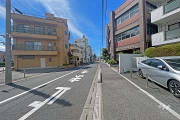 敷地の南側前面道路（東側から）