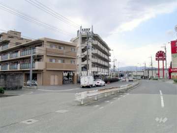 敷地北側は4車線の道路に接しています。