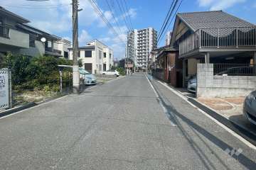 敷地の北側前面道路（西側から）　