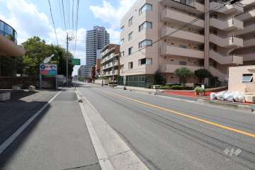 敷地東側の前面道路（北側から）