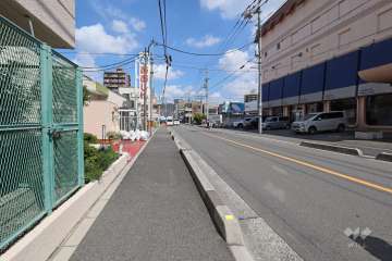 敷地東側の前面道路（南側から）