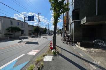 敷地の南側前面道路（東側から）