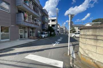 敷地の東側前面道路（南側から）