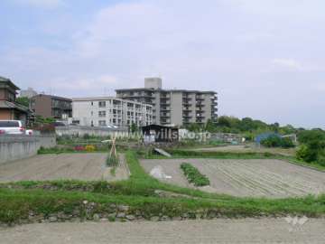 周辺は田畑が残るのどかな住宅地です。