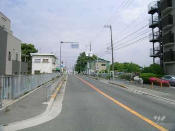 敷地の北側は二車線のバス通りです。