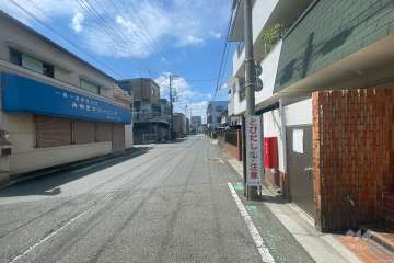 敷地南西側の前面道路（南東側から）