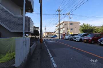敷地北側の前面道路（東側から）