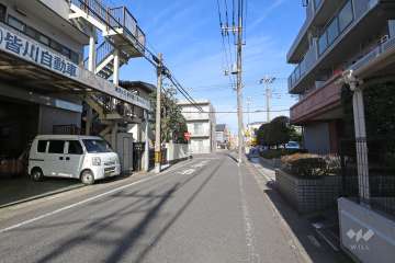 敷地西側の前面道路（南側から）