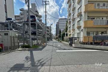 敷地南西側の前面道路（北西側から）