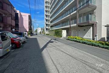 敷地北西側の前面道路（南西側から）