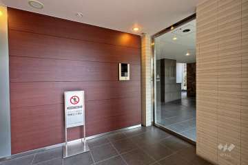 エントランスはオートロック付きです。