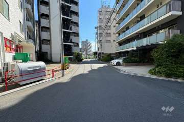 敷地北側の前面道路（西側から）