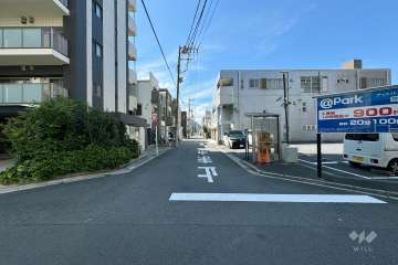 敷地西側の前面道路（北側から）
