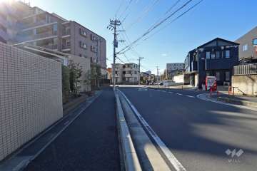 敷地北側の前面道路（東側から）