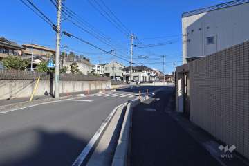 敷地北側の前面道路（西側から）