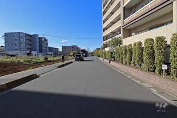 敷地南側の前面道路（東側から）