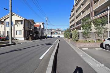敷地西側の前面道路（南側から）