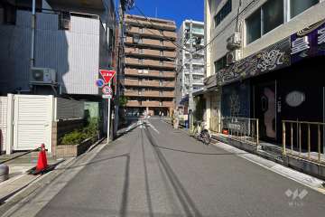 敷地北東側の前面道路（南東側から）