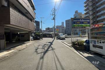 敷地北東側の前面道路（北西側から）