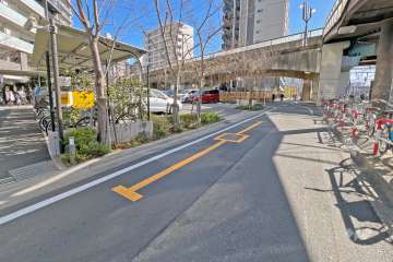 敷地の南東側前面道路（南西側から）