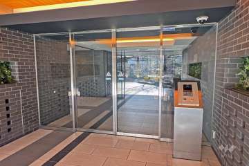 エントランスはオートロック付きです。