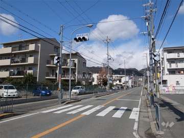 敷地東側の前面道路。周辺はマンションと一戸建てが混在する高台の住宅地です。