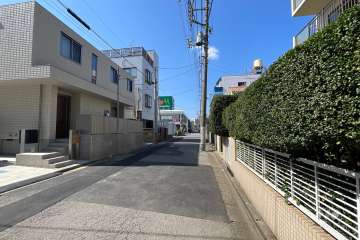 敷地の南側前面道路（東側から）
