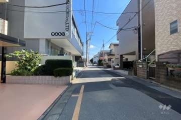 敷地の南側前面道路（西側から）