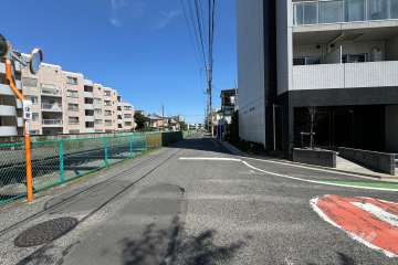 敷地西側の前面道路