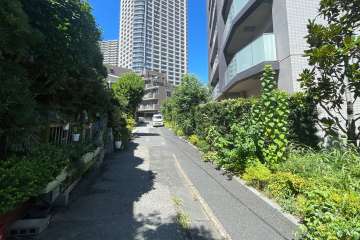 敷地の南側前面道路（東側から）