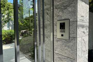 エントランスはオートロック付きです。