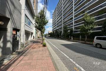 敷地の南西側前面道路（南東側から）