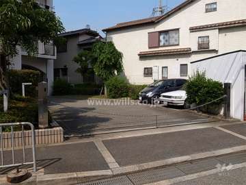 駐車場の入り口はロボットゲート付きです。