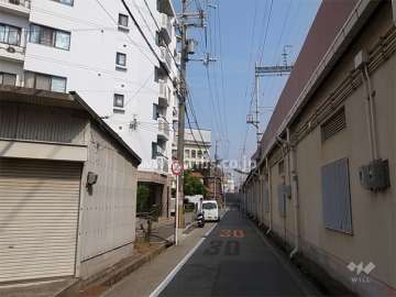 敷地の南側には道を挟んで阪急宝塚線が走っています。
