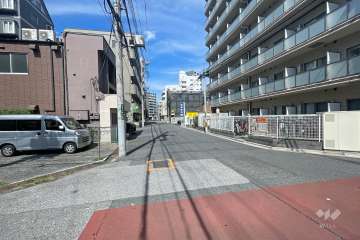 敷地北西側の前面道路（南西側から）