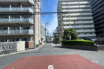 敷地南西側の前面道路（北西側から）